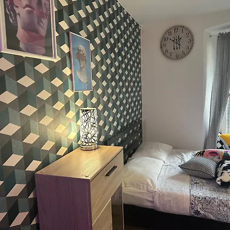 Apartment Feel - Vivid