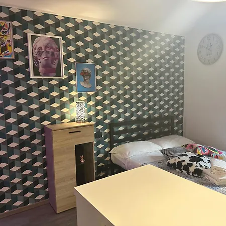 Apartment Feel - Vivid *